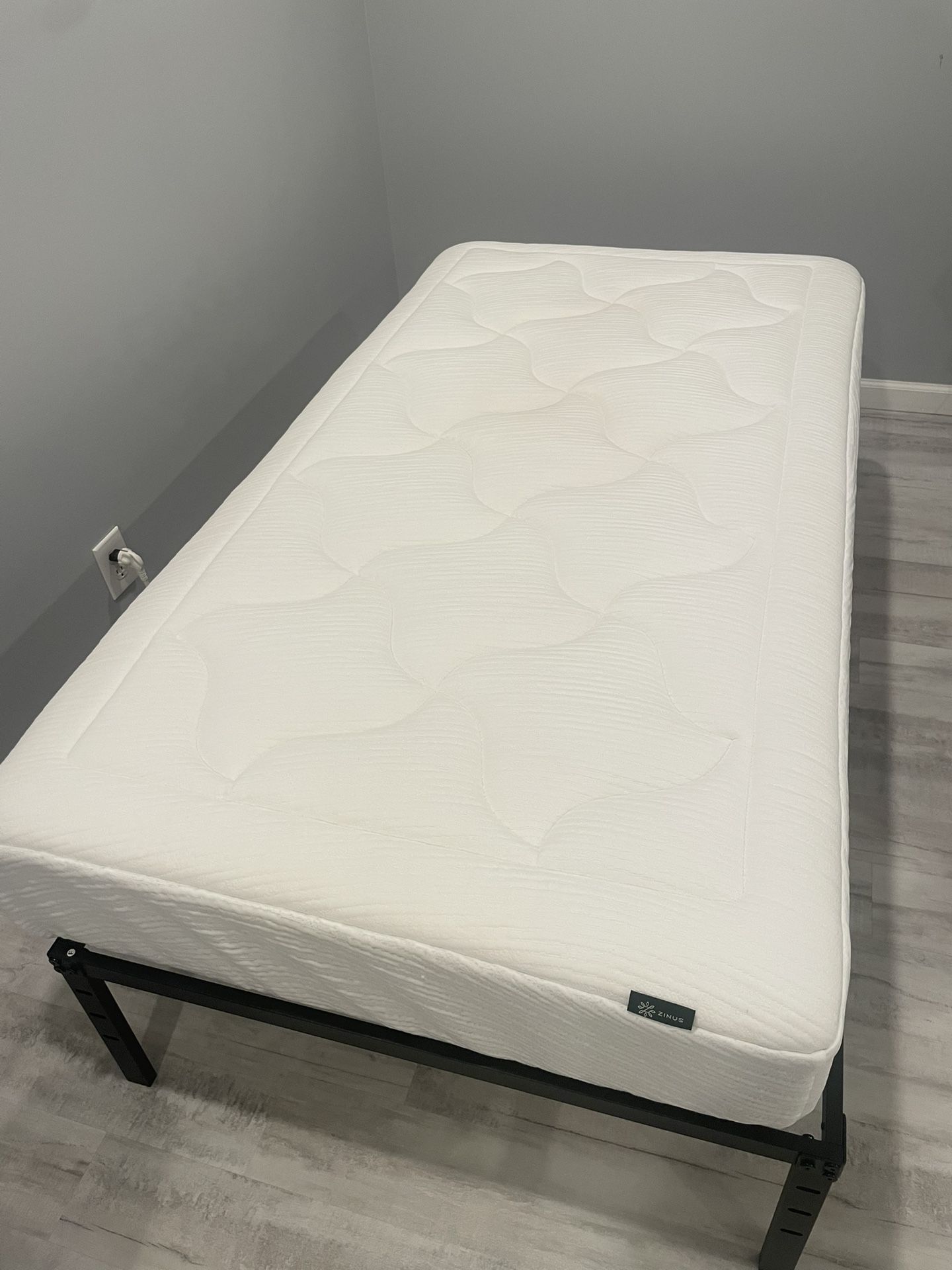 Twin 10” Mattress – Excellent Condition (Used 10 Months)