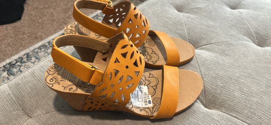 New- women’s wedge Heels Size 10 