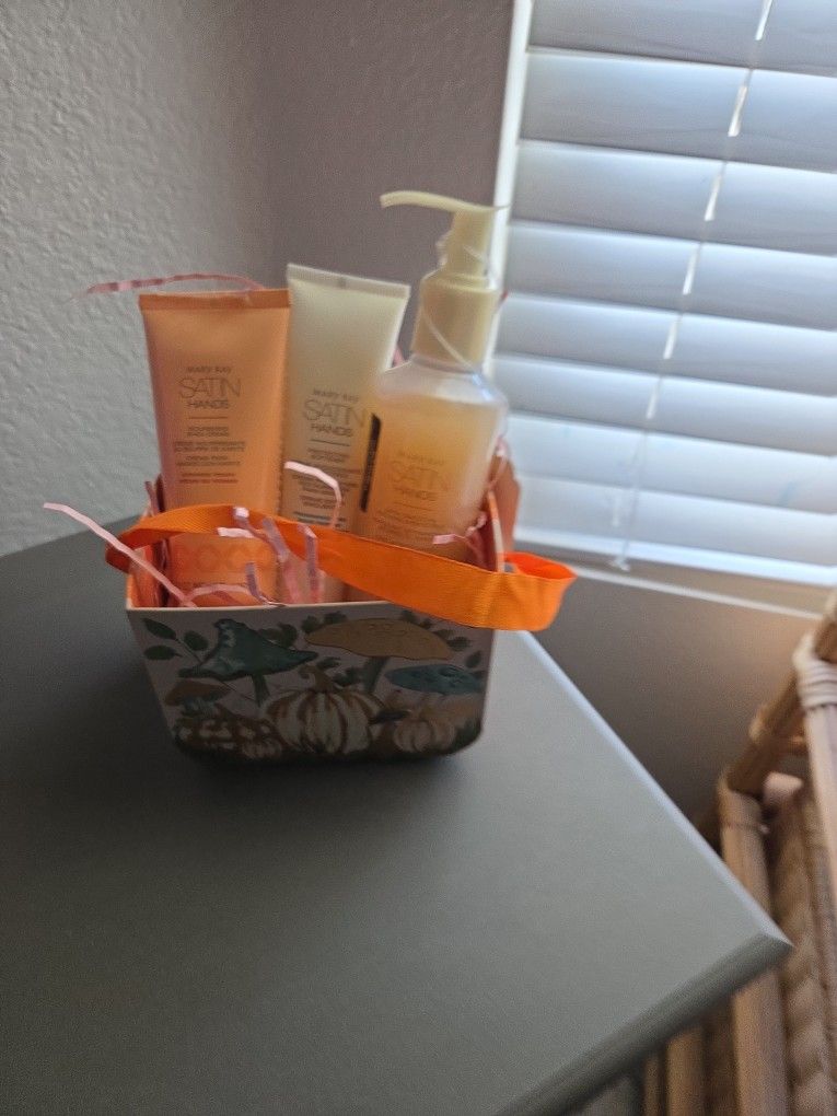 Thanksgiving Hostess Gift Mary Kay Satin Hands Peach Set