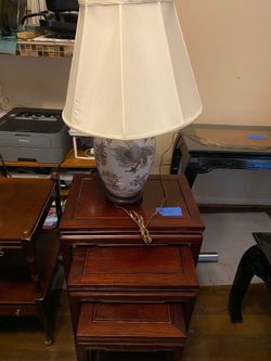 Decorative lamp shade with 3 mahagony stools