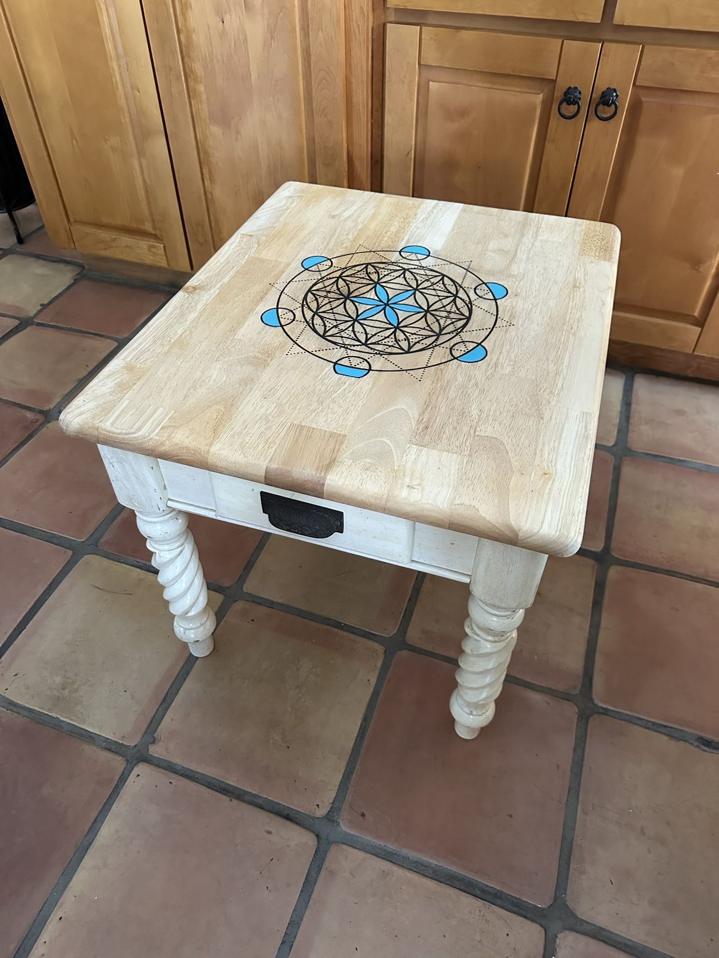 Craft/Deco Flower Of Life End Table W Drawer.