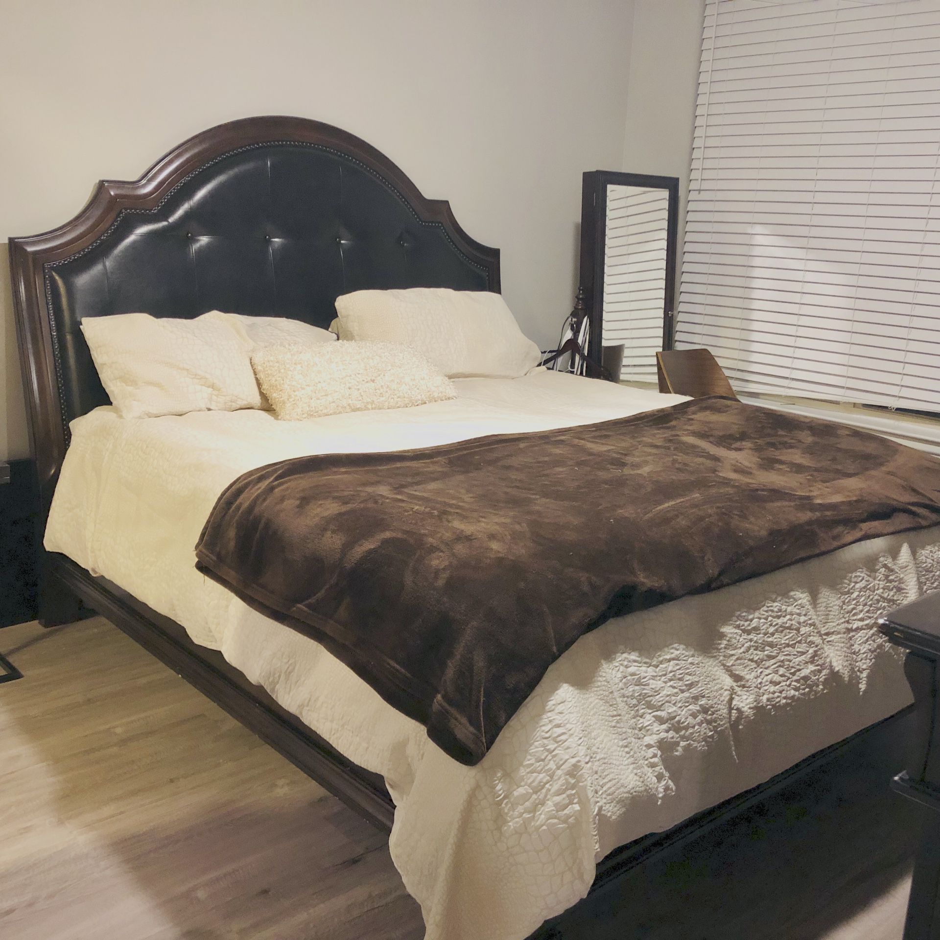 Must go! Deal of a life time! Moving to Boston! Relocation sell of Complete King size bedroom set