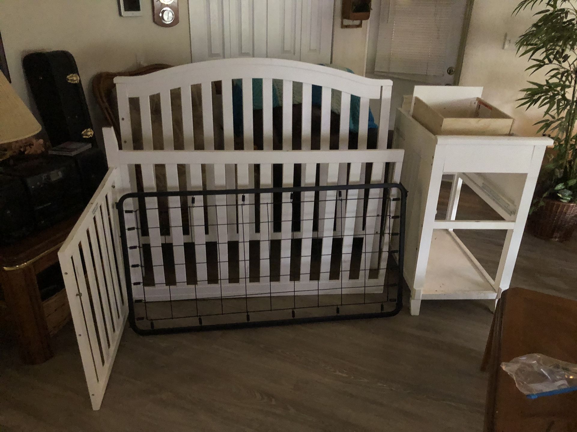 Like New White Crib With Built In Changing Table With Drawer