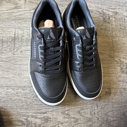 SKECHERS SIZE 11 US Uno Court - Low-Post