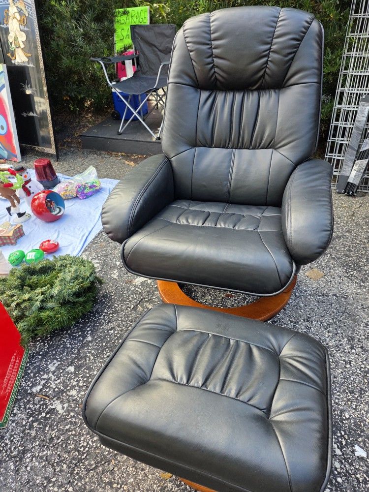 BENCHMASTER LEATHER CHAIR AND OTTOMAN 