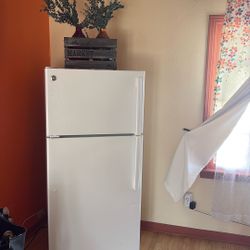 White g&g Refrigerator For Sell