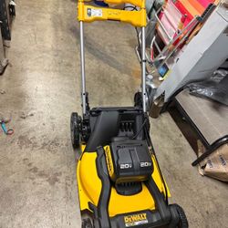 DEWALT 2x20V MAX 21 in. Cordless Battery Powered Self Propelled Lawn Mower With Bag 