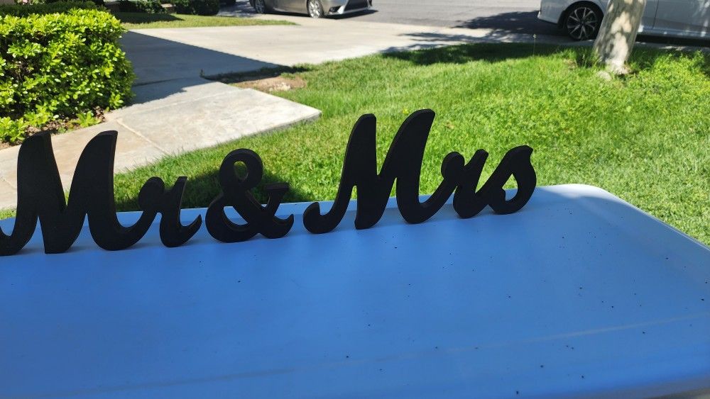 Mr & Mrs Sign