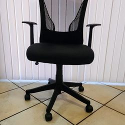 Black Mesh Ergonomic Office Chair with Armrest