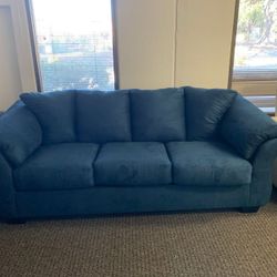 📌Darcy Blue Sofa
Ashley Furniture$20 Down Payment and delivery available 