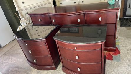 Gorgeous solid wood furniture set perfectly condition