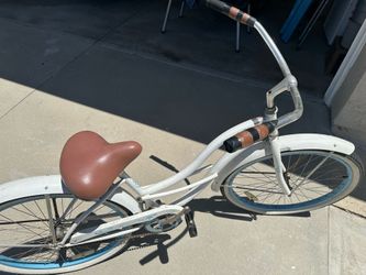 Women’s beach cruiser bike