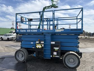 2014 Genie GS4390 Gas Scissor Lift 