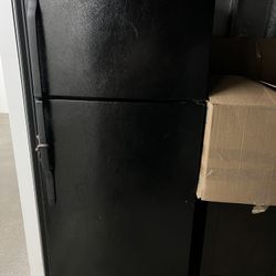 Hotpoint Black Refrigerator 16.6cu ft