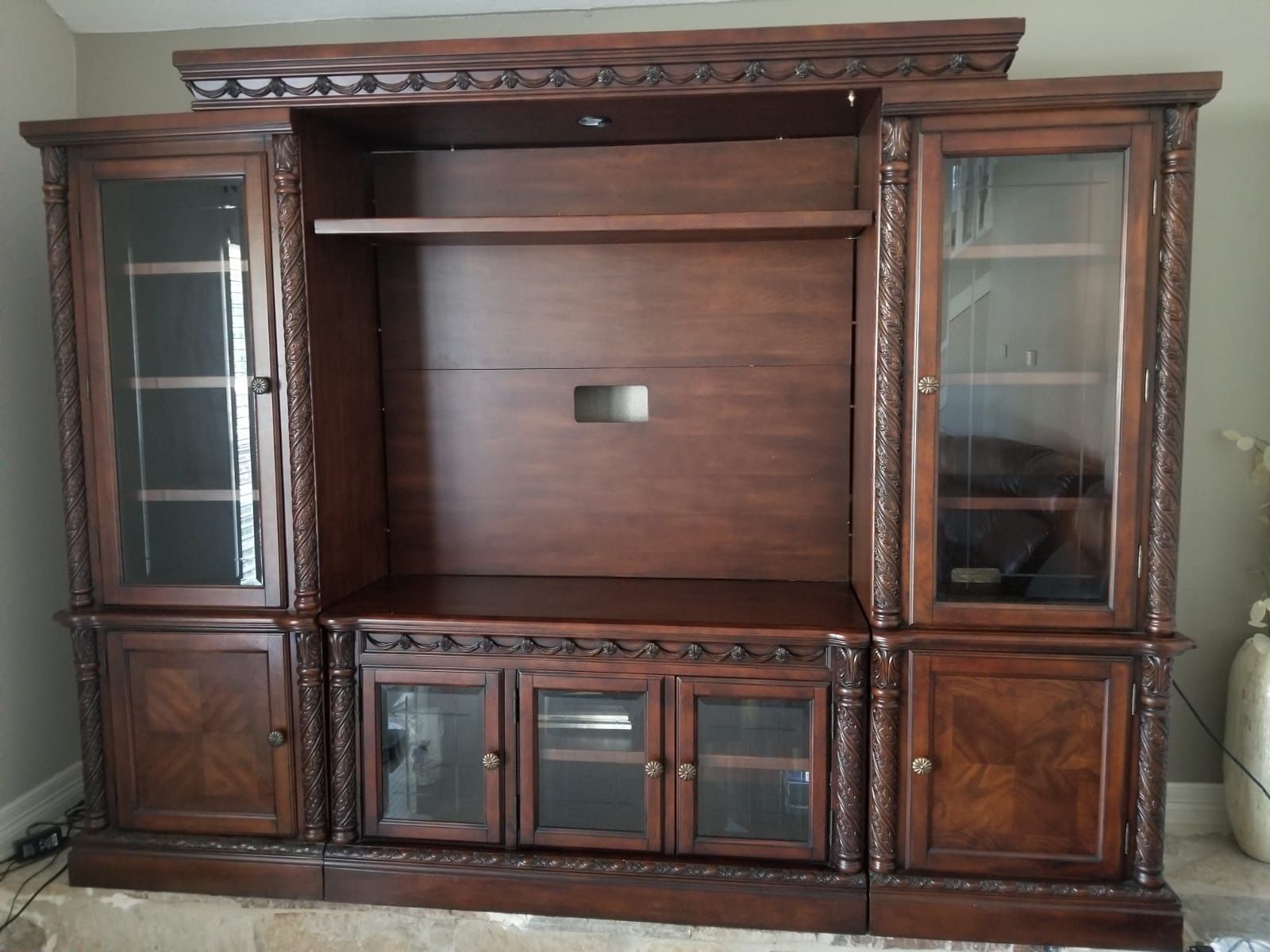 Entertainment center/tv stand