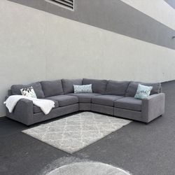 *Like New* Gorgeous 4pc Cloud Sectional Couch (Free Delivery 🚚)