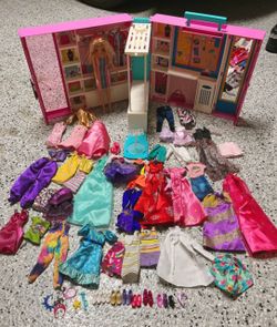 2019 Barbie Dream Closet Fashion Wardrobe Carry Case with 60+ clothes & accessories
