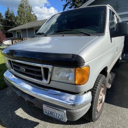 2004 Ford E350 Super Duty Passenger · XLT Extended Van 3D