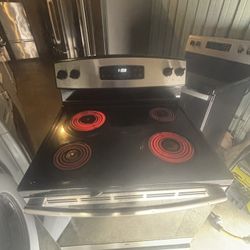 ✨Coil Top Stainless & Black Ge Stove ✨ Excellent Working Condition Delivery 🚚 Available