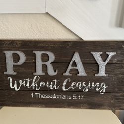 “Pray” Wooden Wall Decor 