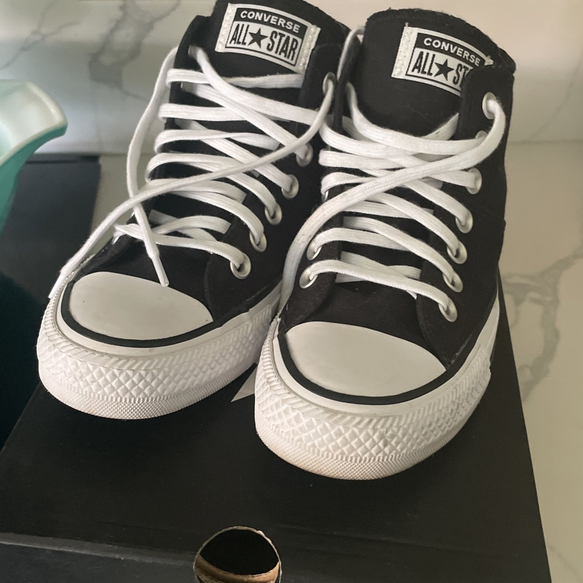 Converse! Size 6 Black & White. Women’s