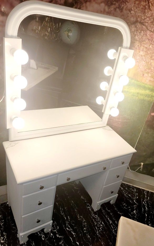 Beautiful White Vanity Good Condition Everything The Desk The Mirror And Lamps For Only $280