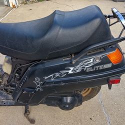 🛵  SCOOTER.   1985Honda ELITE 250 cc  it Works & Runs But it Smokes.  I Don't Know What's Problem is. it Was Stored For A Long Time, Mising PLastics