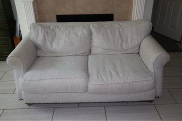 Sofamaster Hudson Loveseat – Excellent Condition