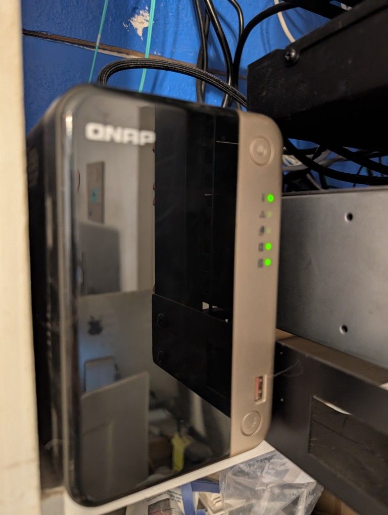QNAP TS-264-8G NAS server