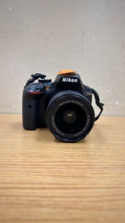 NIKON D3400 DSLR CAMERA 18-55MM LENS W/BATTERY & CHARGER