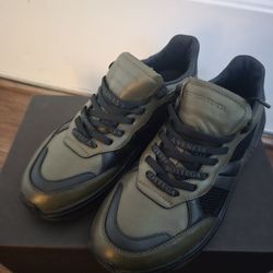 Like New) Men Bottega Veneta Sneakers Size 9