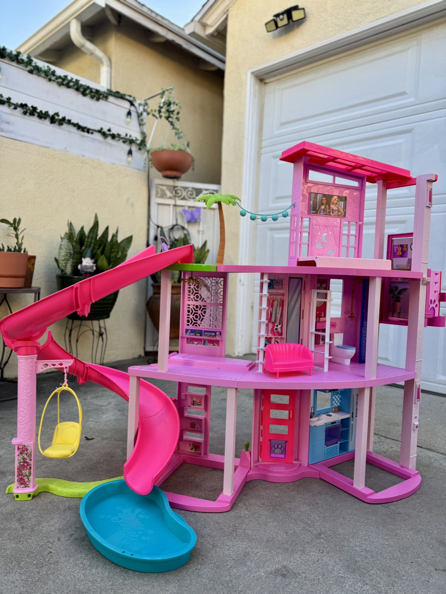 Barbie Dreamhouse Pool Party Doll House