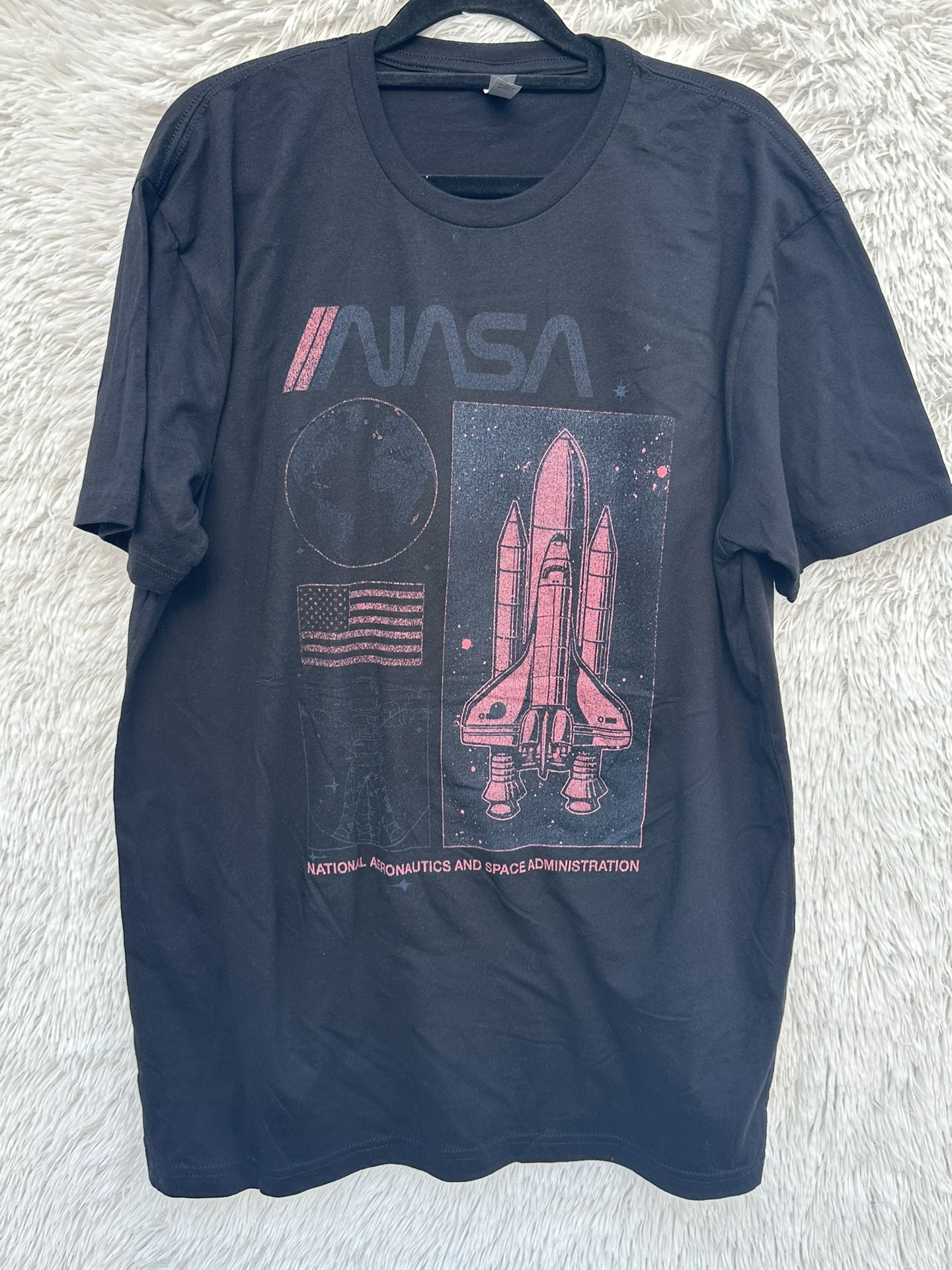 New  Short Sleeve  Nasa  T-Shirt  in size Large  Crew neck 