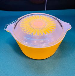 Vintage beautiful iconic Pyrex sunflower pattern casserole dish with matching lid