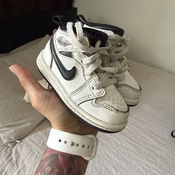 Air Jordan 1 mid white and black 5c
