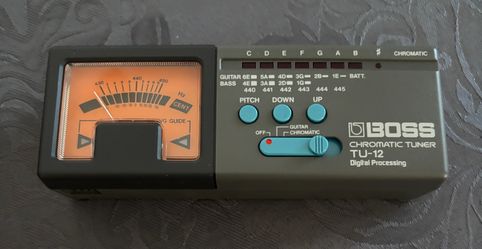 BOSS TU-12 Chromatic  guitar tuner + Music Nomad accessories