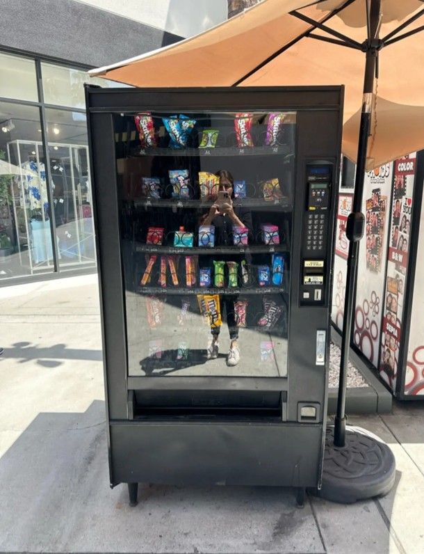 VENDING MACHINE WITH CREDIT CARD READER
