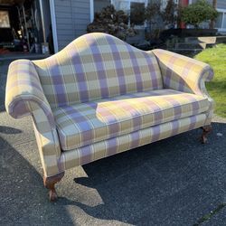 Beautiful ETHAN ALLEN FURNITURE Designer Loveseat/Sofa - Like New Condition, SO CUTE!