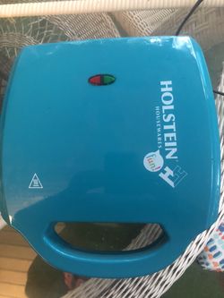 Holstein Housewares mini cake maker.