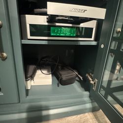 Bose Sound System – Subwoofer, 2 Speakers + Stands – Excellent Condition