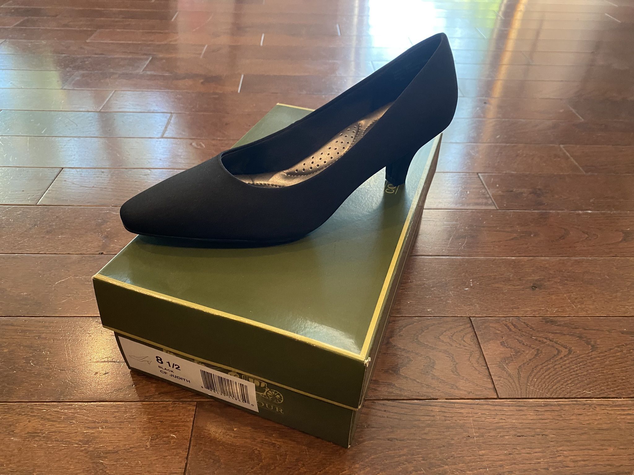 Women’s Black Dress Shoes Size 8.5 New in Box