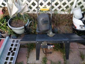 Welding table with welding mask