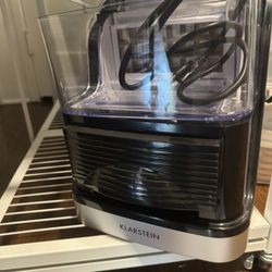Great! Counter Top Ice Cube Maker - Like new - Used Only A Few Times