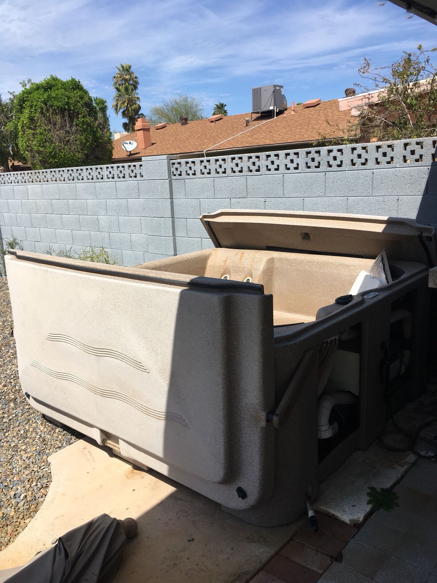 South Pacific Spas Hot Tub - needs to be cleaned and jets sealed