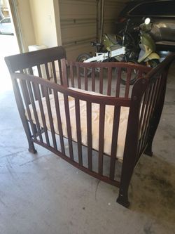 Cuna con colchón Semi nuevo