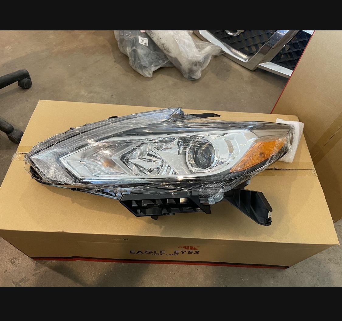 2016, 2017, 2018 Nissan Altima New Driver Side Headlight ( Car Parts )