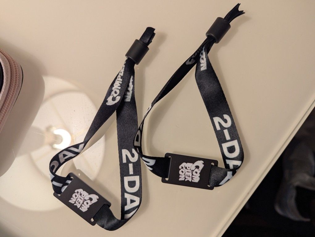 2 complex con wristband for 2 days Saturday and Sunday