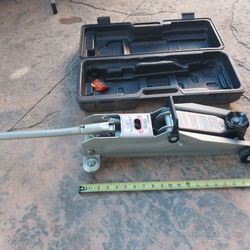 2-1/4 HYDRAULIC JACK USED 2 TIMES ONLY WORKS EXCELLENT 