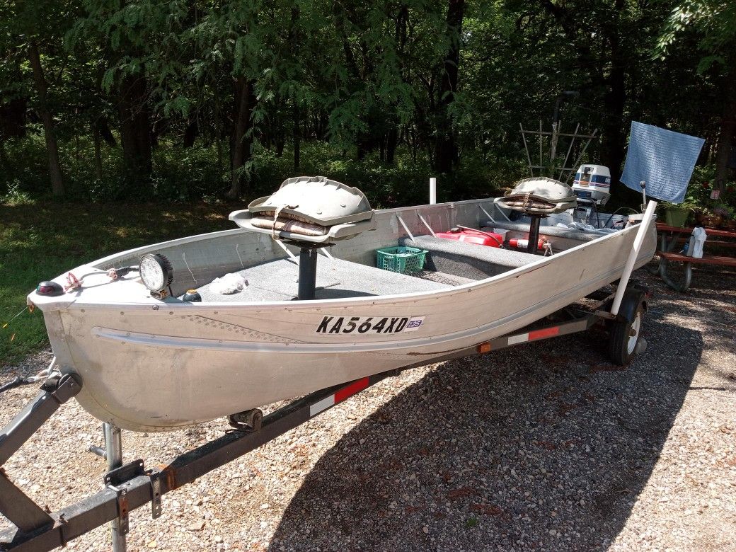 Very Nice Custom 16ft LOWE 2 Camaflouge Seats JOHN BOAT & Trailer with a 25 Hp Evinrude Motor
