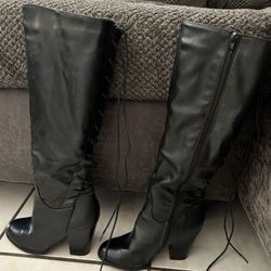Knee High Blk High Heel Boots Size 6 1/2